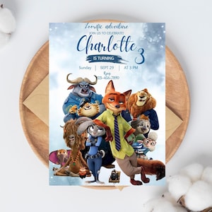 Puede incluir: Una invitaci&oacute;n de cumplea&ntilde;os con tem&aacute;tica de Zootopia con los personajes de la pel&iacute;cula. La invitaci&oacute;n incluye el texto "Loorific adventure, &iexcl;&Uacute;nete a nosotros para celebrar! Charlotte cumple 3 a&ntilde;os". La invitaci&oacute;n est&aacute; sobre un fondo azul claro.
