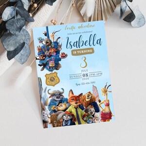Op de afbeelding: Een lichtblauwe verjaardagsuitnodiging met personages uit een populaire animatiefilm. De uitnodiging bevat de naam "Isabella", de leeftijd "3" en evenementdetails. Het ontwerp bevat een politiebadge en de tekst "Lorific adventure".