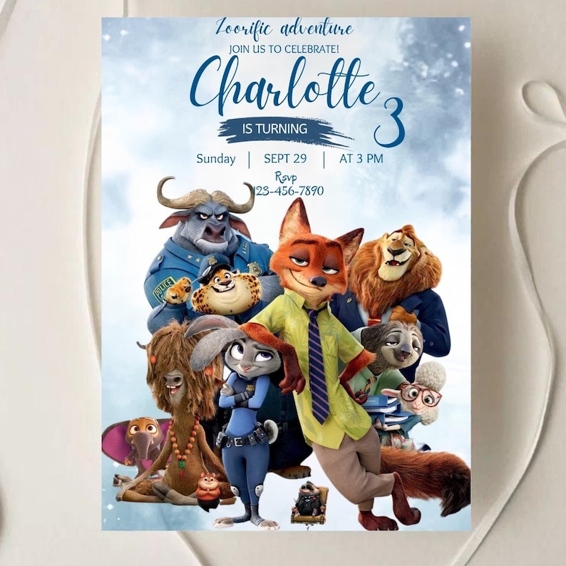 Puede incluir: Una invitaci&oacute;n de cumplea&ntilde;os con tem&aacute;tica de Zootopia con el texto "Zoorific adventure" y "Charlotte 3". La invitaci&oacute;n presenta personajes de dibujos animados de la pel&iacute;cula Zootopia, con un fondo azul claro nublado.