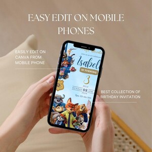 Op de afbeelding: Een smartphone toont een verjaardagsuitnodiging met stripfiguren. De uitnodiging luidt "Isabel wordt 3" met de datum "08 juli 2026". Op het scherm staat "Eenvoudig bewerken op mobiele telefoons" en "Beste collectie verjaardagsuitnodigingen."