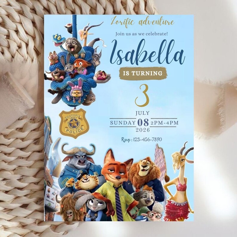 Op de afbeelding: Een Zootopia-thema verjaardagsuitnodiging met een lichtblauwe achtergrond. De uitnodiging bevat verschillende Zootopia-personages, de naam "Isabella" en het nummer "3". De tekst bevat de datum, tijd en RSVP-informatie.