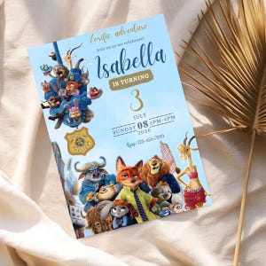 Op de afbeelding: Een blauwe verjaardagsuitnodiging met Zootopia-personages. De uitnodiging bevat de naam "Isabella", het nummer "3" en evenementdetails. De Zootopia Police badge is ook zichtbaar.