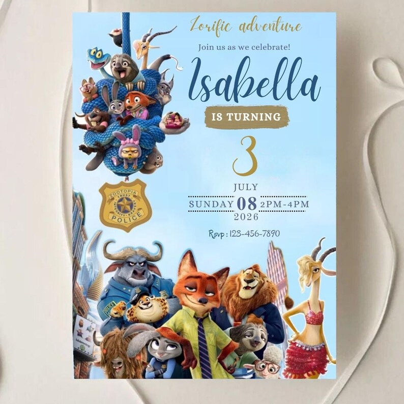 Op de afbeelding: Een lichtblauwe verjaardagsuitnodiging met personages uit de film Zootopia. De uitnodiging bevat de naam "Isabella", het nummer "3" en evenementdetails. De Zootopia Police badge is ook zichtbaar.