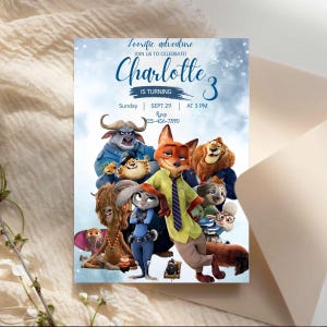 Puede incluir: Una invitaci&oacute;n de cumplea&ntilde;os con tem&aacute;tica de Zootopia con el texto "Loorific adventure" y "Charlotte cumple 3". La invitaci&oacute;n presenta varios personajes de Zootopia sobre un fondo azul y blanco nublado. Incluye fecha, hora e informaci&oacute;n de RSVP.