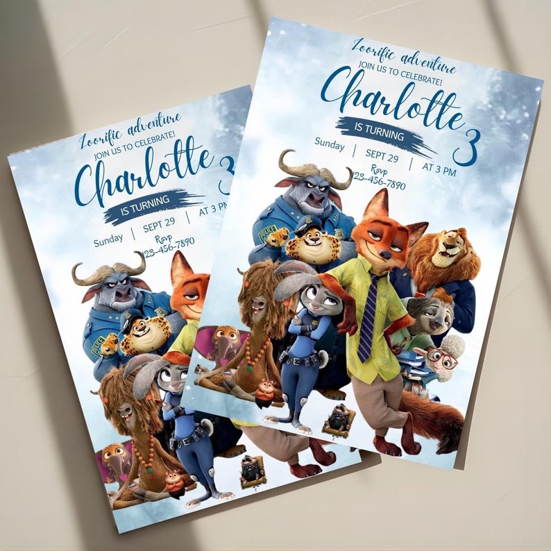 Puede incluir: Dos invitaciones de fiesta con el tema Zootopia. Las invitaciones tienen un fondo azul claro y presentan personajes de la pel&iacute;cula. El texto dice "Zootopia adventure, &iexcl;&Uacute;nete a nosotros para celebrar! Charlotte cumple 3 a&ntilde;os". La fecha y la hora est&aacute;n incluidas.