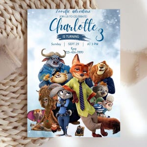 Puede incluir: Una invitaci&oacute;n a una fiesta con personajes de la pel&iacute;cula animada "Zootr&oacute;polis". La invitaci&oacute;n tiene un fondo azul y blanco nublado con el texto "Loorific adventure" y "Charlotte 3 cumple". La fecha y la hora tambi&eacute;n est&aacute;n incluidas.