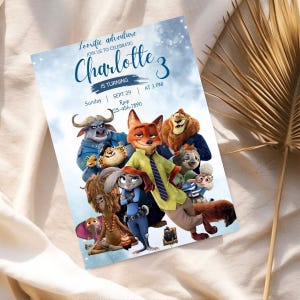 Puede incluir: Una tarjeta de invitaci&oacute;n azul claro con personajes de la pel&iacute;cula animada Zootopia. La tarjeta dice "Loorific adventure, &iexcl;&Uacute;nete a nosotros para celebrar! Charlotte 3 cumple" con detalles del evento. La tarjeta tiene un fondo azul claro con nubes blancas.