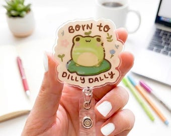 Porta credenciales con forma de rana adorable "Born to Dilly Dally" Kawaii, porta credenciales retráctil, regalo divertido para enfermeras, maestras y oficinas.