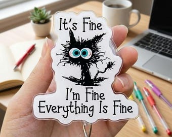 Está bien, estoy bien, todo está bien. Portatarjetas de identificación con humor de enfermera, clip con meme de gato negro, regalo para trabajadores de la salud.