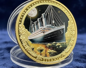 タイタニック博物館のお土産タイタニック号の船の模型と、ケース入りの