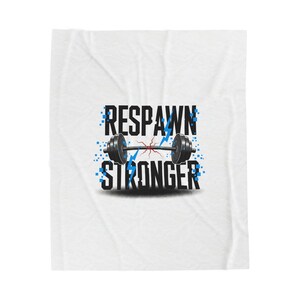 Peut inclure: Couverture blanche avec un motif graphique. Le texte "RESPAWN STRONGER" est en noir et bleu, avec une barre de musculation au centre. Des éclairs bleus et des accents pixélisés complètent le design.