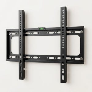Pode incluir: Um suporte de parede preto para TV com vários orifícios de montagem. O suporte tem dois braços de suporte verticais e uma base horizontal. Um pequeno nível verde está integrado. Os parafusos são visíveis.