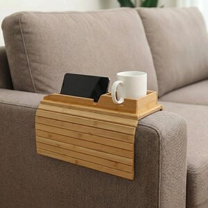 Può includere: Un cartello in legno fatto a mano con la scritta "Welcome to our home" in stile scritto a mano. Il cartello è dipinto di bianco con una cornice in legno tinto scuro. Il cartello misura circa 30 cm di larghezza e 20 cm di altezza.