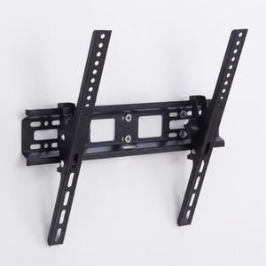 Puede incluir: Un soporte de pared negro para TV. El soporte tiene una base horizontal con múltiples orificios de montaje y dos brazos angulados con filas verticales de orificios. Se ven tornillos.