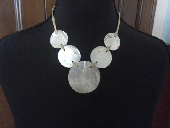 Marvelous MOTHER OF PEARL Round Disc Necklace in Very Good Condition View 4