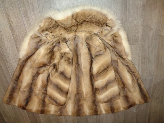 Vintage Fine Fur Coat in Near Mint Condition with… - image 8