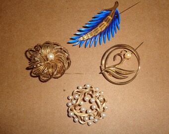 4 Vintage Brooch Pins, A Collection in gold tone metals which can be worn together or separately in Very Good Condition