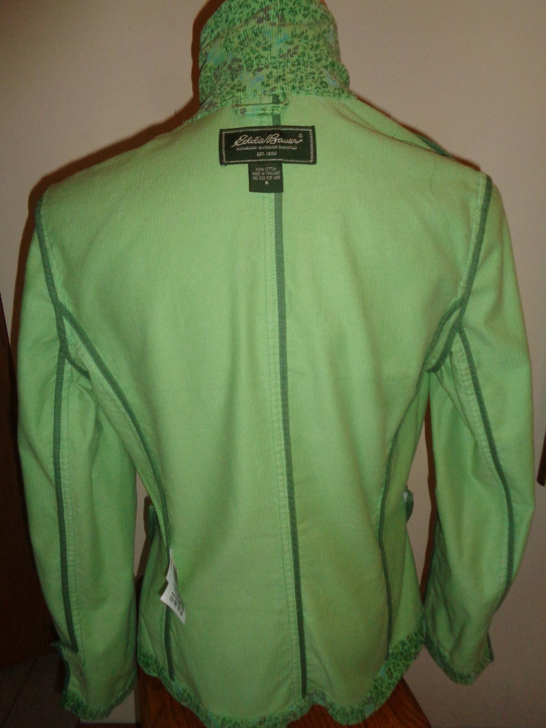 Vintage Size 8 Eddie Bauer Label of A Green Corduroy Blazer with a lovely little floral design in Very Good Condition