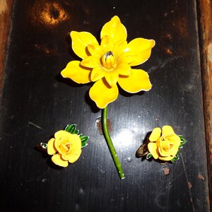 Vintage Jewelry Set consisting of a Yellow Enamel Painted Daffodil with a set of Yellow Enamel Painted Rose Clip on Earrings in Great Shape image 1