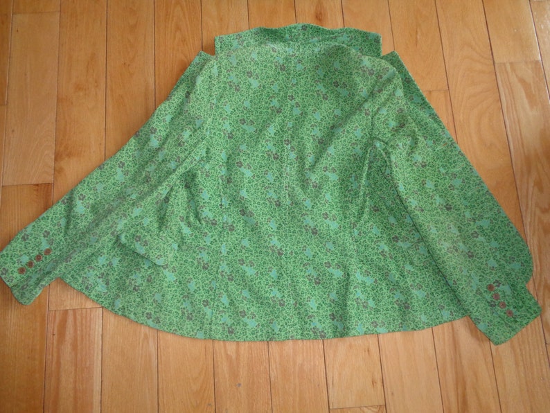 Vintage Size 8 Eddie Bauer Label of A Green Corduroy Blazer with a lovely little floral design in Very Good Condition