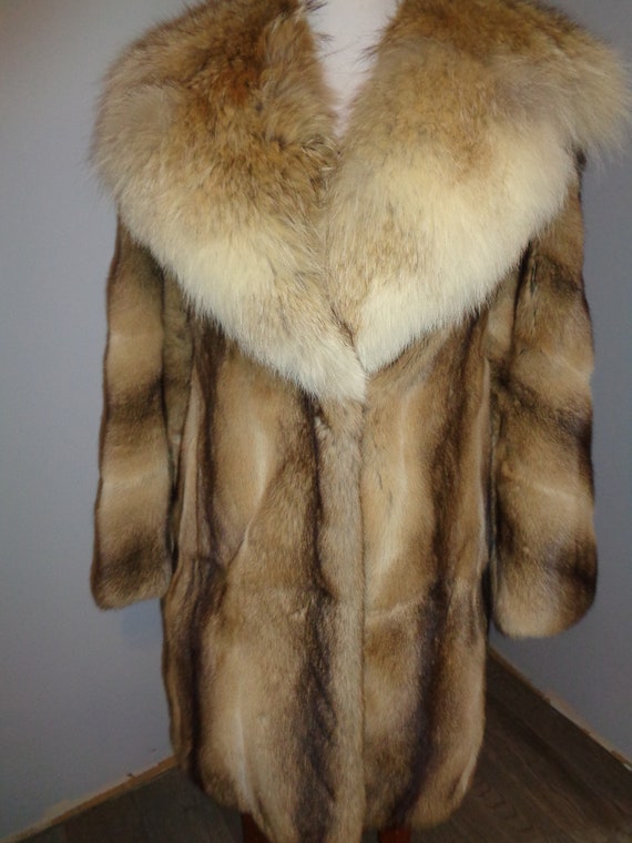 Vintage Fine Fur Coat in Near Mint Condition with… - image 3