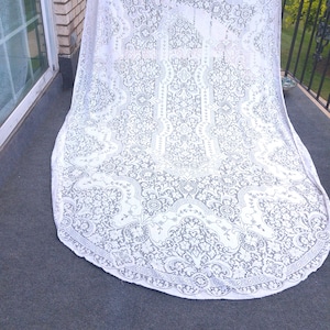 Vintage Quaker Lace Oval Tablecloth, 66" x  108"