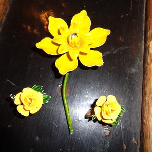 Vintage Jewelry Set consisting of a Yellow Enamel Painted Daffodil with a set of Yellow Enamel Painted Rose Clip on Earrings in Great Shape image 5