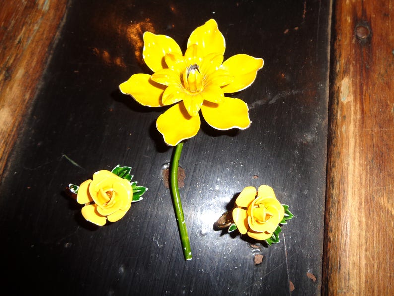 Vintage Jewelry Set consisting of a Yellow Enamel Painted Daffodil with a set of Yellow Enamel Painted Rose Clip on Earrings in Great Shape image 5