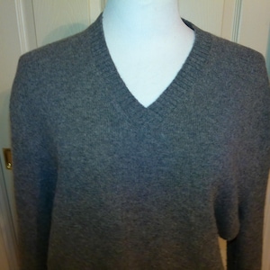 Vintage EXPRESS Brand Label Size XL Gray Wool Pullover Sweater in Very Good Vintage Condition that can be worn by a man or a woman