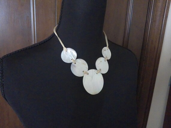 Marvelous MOTHER OF PEARL Round Disc Necklace in Very Good Condition View 2