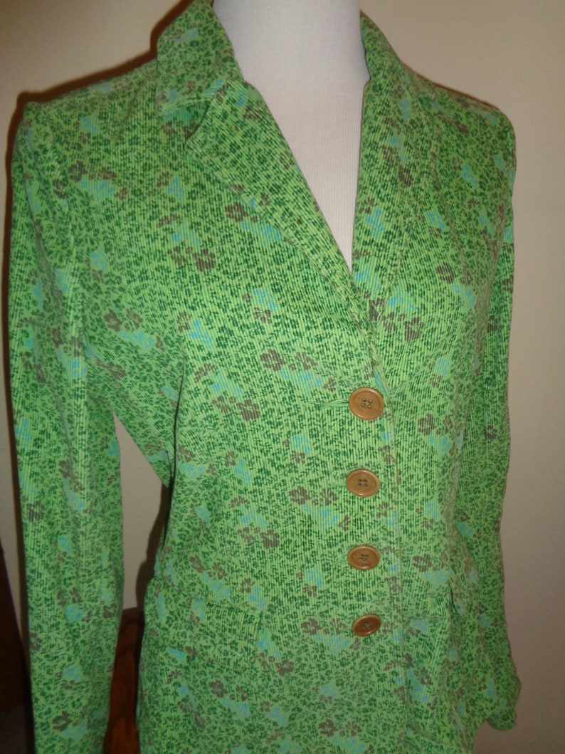Vintage Size 8 Eddie Bauer Label of A Green Corduroy Blazer with a lovely little floral design in Very Good Condition