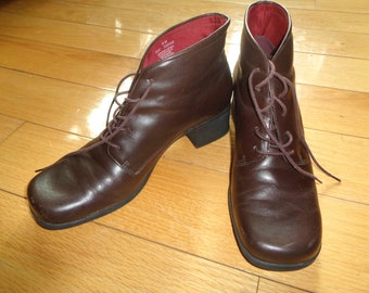 Vintage Size 9M Naturalizer Brown Leather Ankle Boots with Square Toe and Square Heel Design in Very Good Used Vintage Condition
