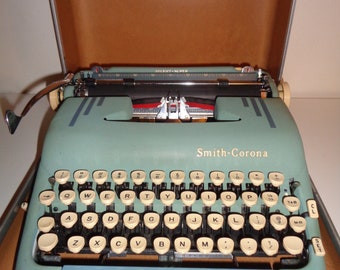 Vintage SMITH-CORONA TYPEWRITER, A Super-Silent Manual Model in Working Condition with it's own hard plastic carrying case, Made in America