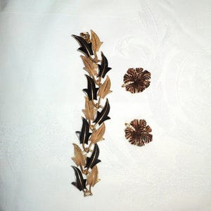 Retro MODE ART STAMPED Organic Leaf Shaped Bracelet with Complementary Clip on Earrings in Mint Condition, Great Costume Jewelry Set
