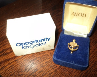 AVON CALLING with this door knocker pin in original box packaging in Very Good Condition