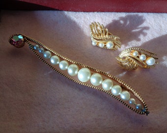 Like PEAS IN A POD Costume Jewelry Set, Matching Pin and Earrings with pearls as peas set in golden looking metal base in Mint Condition