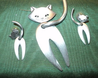 Vintage Mid Century Modern Cat Shaped Figures in Pewter Metal Llke Finish in Mint Condition, A Vintage Costume Jewelry set for the cat lover