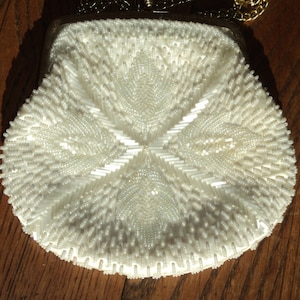Vintage  White Beaded White Satin Handbag with chain link shoulder strap and golden looking metal clasp in Vintage Condition