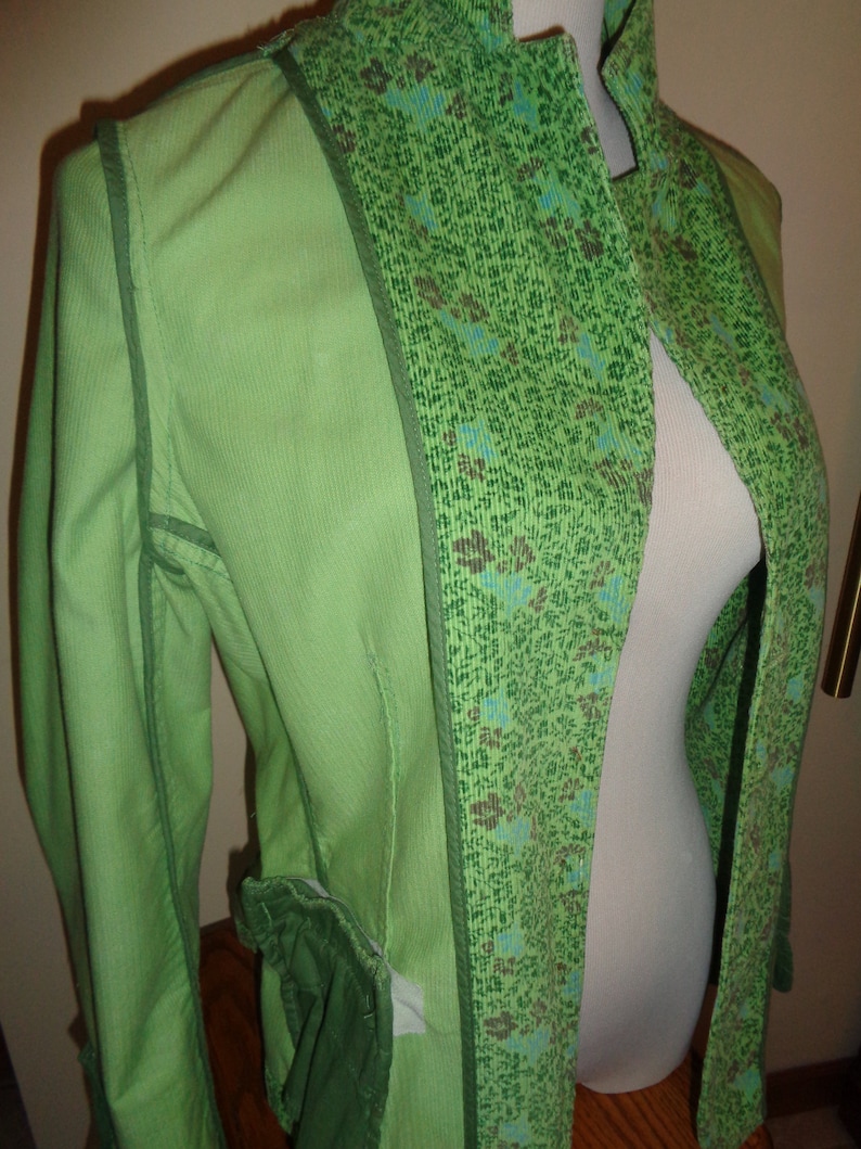 Vintage Size 8 Eddie Bauer Label of A Green Corduroy Blazer with a lovely little floral design in Very Good Condition
