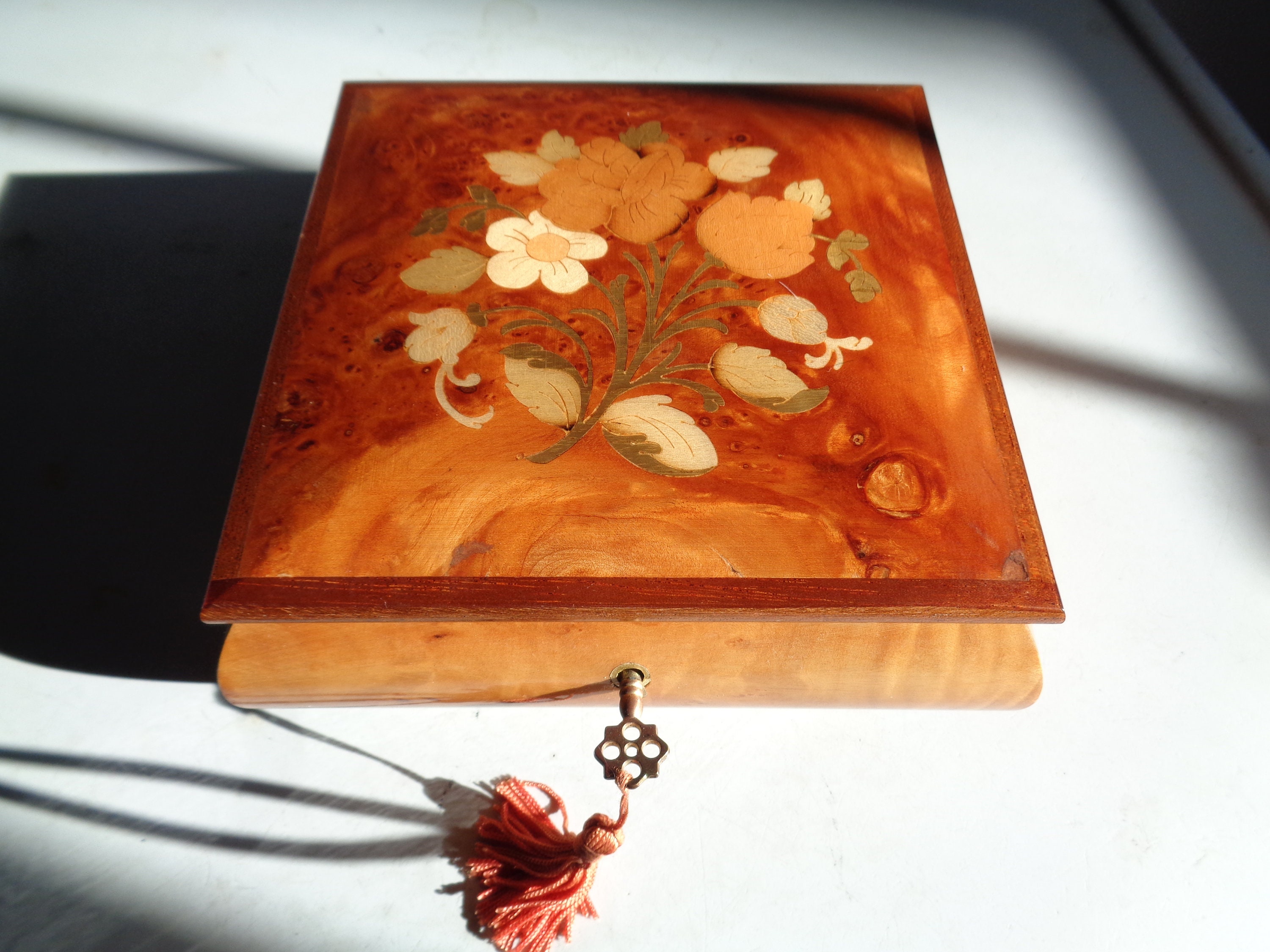 REUGE メカニカルミュージックボックス 花のインレイ Vintage REUGE Swiss Music Box With Elegant Wooden Floral Inlay