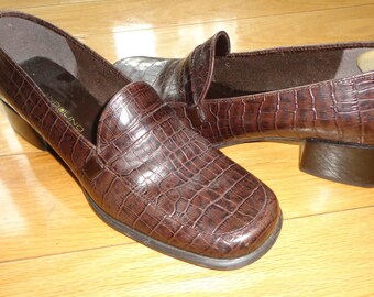 Vintage Embossed Brown Leather Pair of Shoes with Square Toe Front and Square Stacked Heel in Good Condition, Hardly Worn in a Size 9 1/2