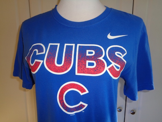 Vintage CHICAGO CUBS NIKE Brand T-shirt Size Adult Small in 