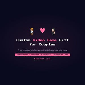 Puede incluir: Gráfico digital con personajes pixelados y un corazón rosa, que promociona un "Regalo de videojuego personalizado para parejas". El texto incluye "HANDCRAFTED", "PLAYABLE IN BROWSER" y "PERMANENT LINK". El fondo es un degradado púrpura oscuro.