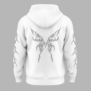 Puede incluir: Sudadera con capucha blanca con un dise&ntilde;o de alas de mariposa grises en la espalda y dise&ntilde;os grises en forma de rama en las mangas. La sudadera con capucha tiene una capucha y un ajuste relajado, adecuado para ropa casual. El dise&ntilde;o de mariposa es detallado y sim&eacute;trico.