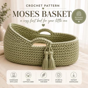 Può includere: Una cesta portabebè all'uncinetto color verde salvia con manici integrati e due nappe decorative. Il testo recita: CROCHET PATTERN MOSES BASKET, a cozy first bed for your little one, BEGINNER FRIENDLY, HANDMADE WITH LOVE, 100% COTTON CORD, SAFE & GENTLE FOR BABY, STURDY & DURABLE, INSTANT DOWNLOAD.