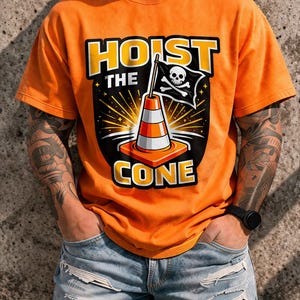 Pode incluir: Uma caneca de cerâmica branca com uma alça preta e o texto "But First, Coffee" em estilo manuscrito. A caneca está sobre uma superfície branca. A caneca tem aproximadamente 10 cm de altura.