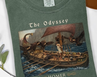 Puede incluir: Una camiseta verde salvia con un estampado gráfico de una pintura clásica que muestra un barco de madera en el mar con figuras aladas. El texto "The Odyssey" aparece sobre la obra y la palabra "HOMER" está impresa debajo con adornos.