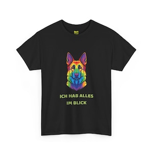 May include: Black t-shirt with a vibrant, rainbow-colored illustration of a German Shepherd's head. The text "ICH HAB ALLES IM BLICK" is printed below the dog. The t-shirt has a crew neck and short sleeves.