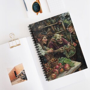 Puede incluir: Cuaderno de espiral con una ilustración de fantasía de criaturas parecidas a duendes en un puesto de mercado. La escena incluye cestas de productos, con manzanas y verduras. La obra de arte tiene un estilo detallado y colorido.