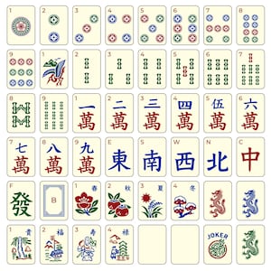 Op de afbeelding: Een complete set Mahjong-tegels, met rode, groene, blauwe en zwarte symbolen en karakters op een crèmekleurige achtergrond. De tegels tonen symbolen, cijfers en Chinese karakters. Inclusief draken-, bloemen- en jokertegels.